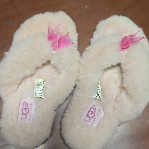 UGG Girl's Pink Sheepskin Thong Slippers Size 11 - Picture 3 of 3